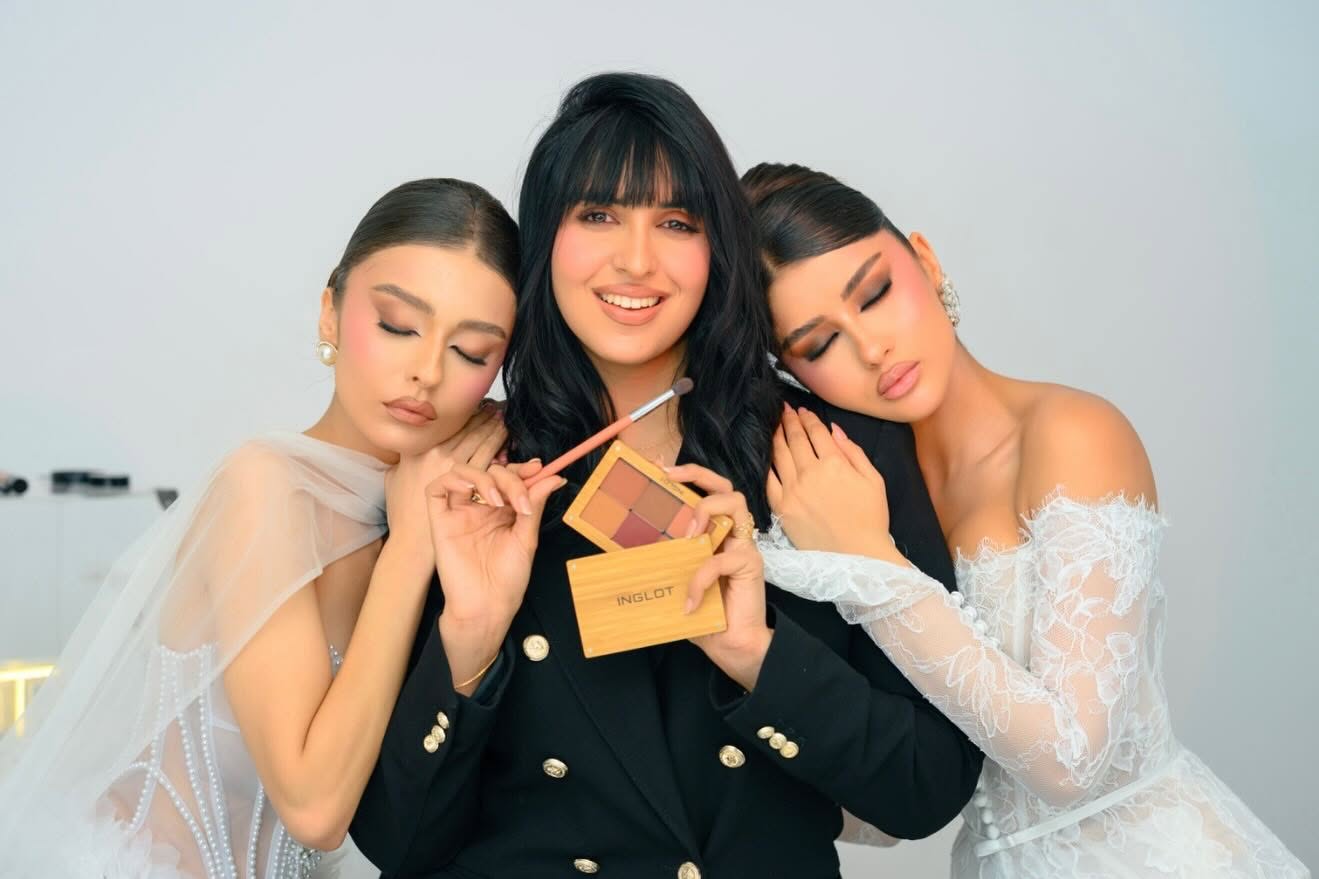 Safa Lazrag entourée de deux clientes, palette de maquillage à la main