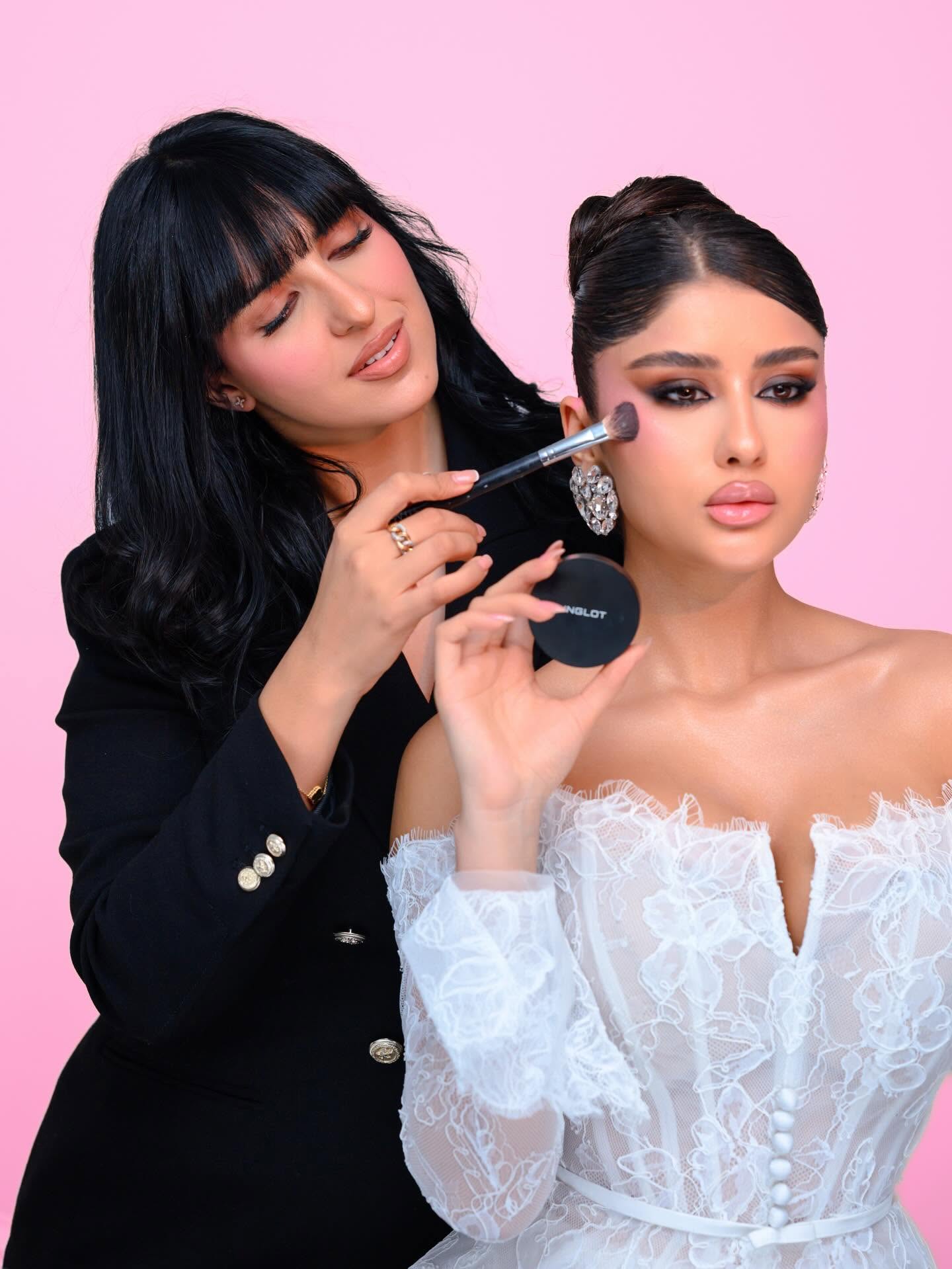 Safa appliquant un maquillage, geste précis en studio